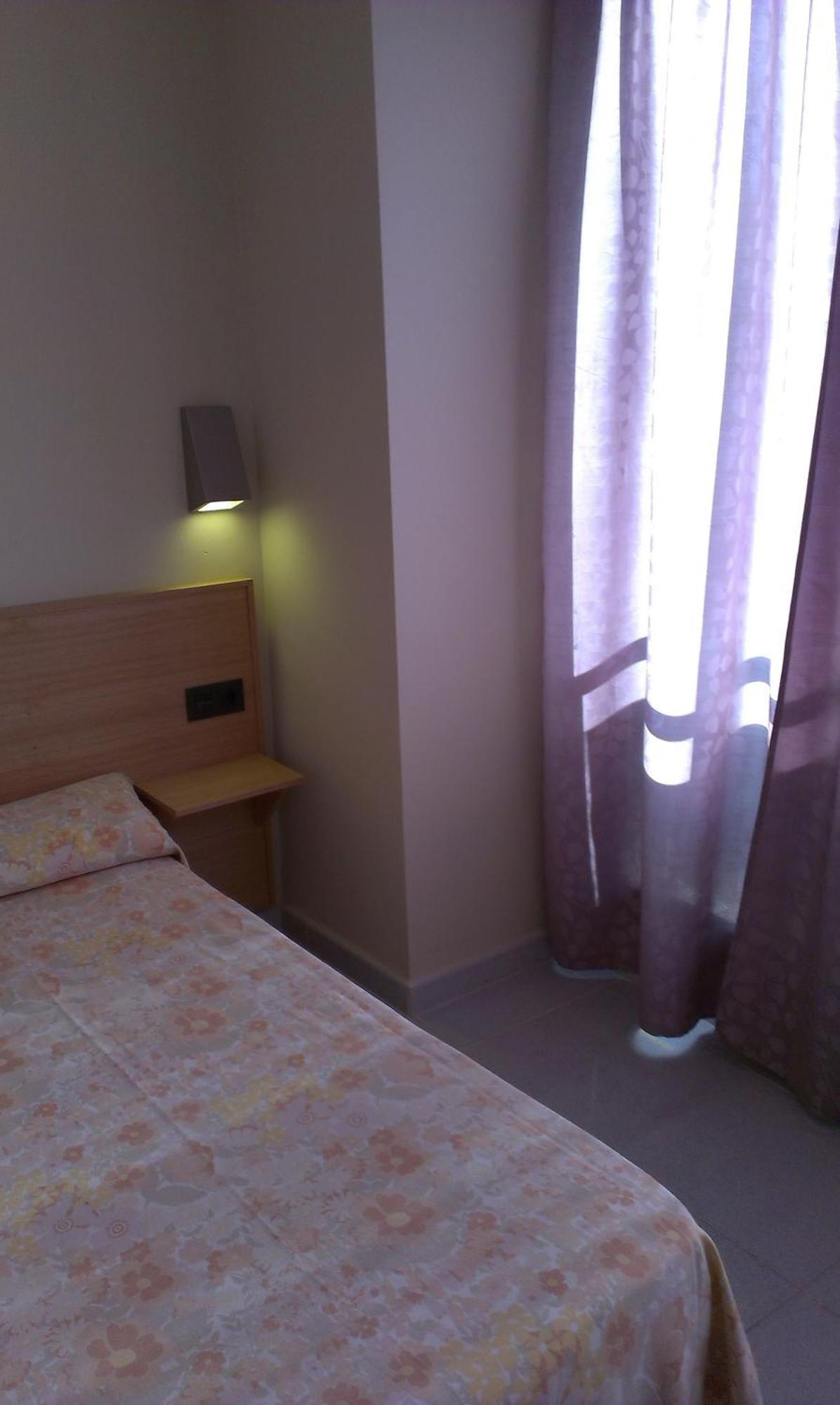 Hostal Bisbal Only Adults No Ac — Fotos 3